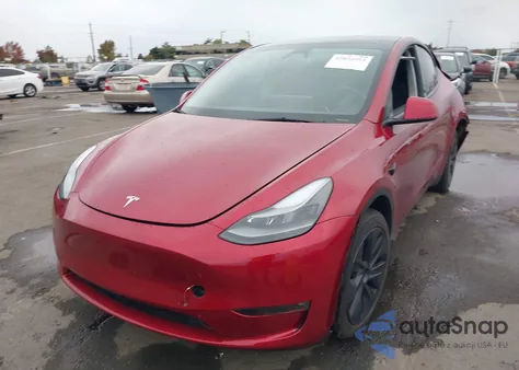 2024 Tesla Model Y Long Range Dual Motor All-Wheel Drive z USA, uszkodzony, nr VIN 7SAYGAEE0RF149440
